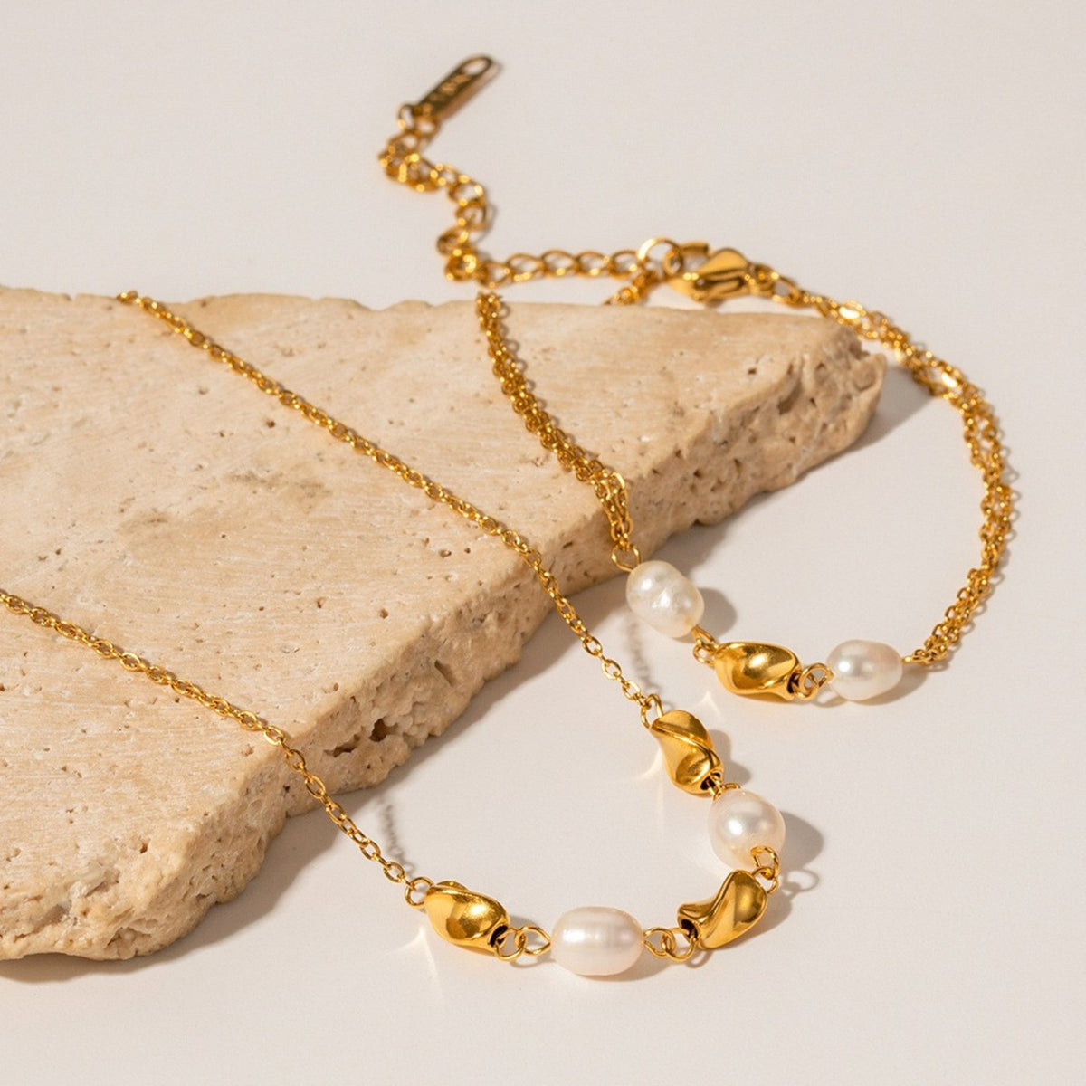 Bracelet et collier Perla assortis sur pierre claire