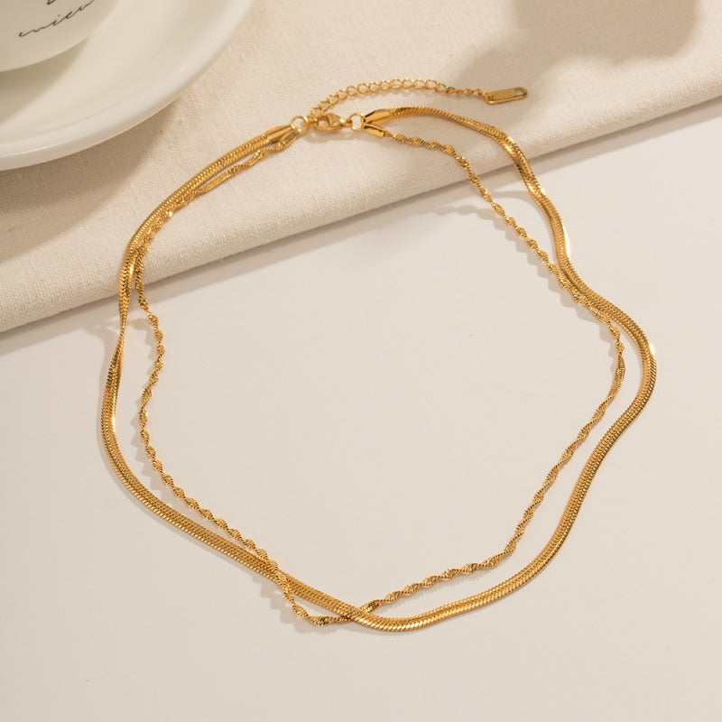 Collier Torsade posé à plat avec fermoir et chaînette d'extension