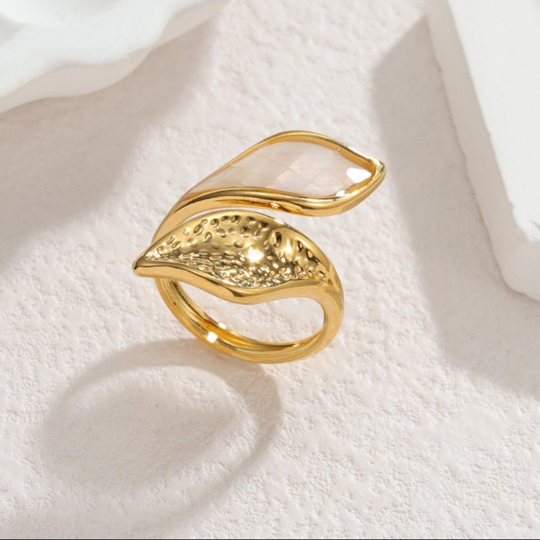 Bague Irisa – modèle C, nacre blanche et feuille dorée texturée