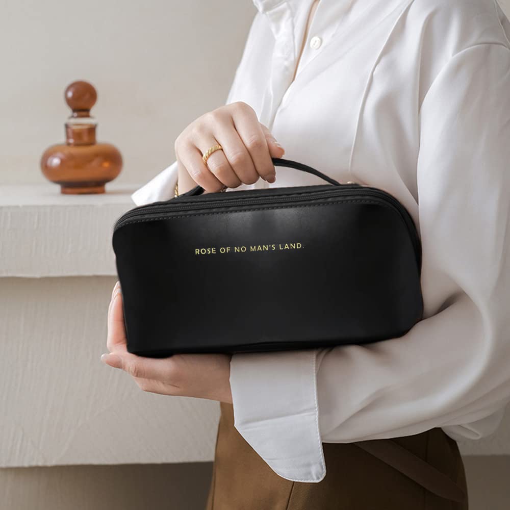 Trousse Nuage noire tenue par sa poignée, avec son inscription dorée d’origine