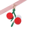 Cherry Mood — mini-pochette cerise rouge, mise en situation ; accessoires non inclus